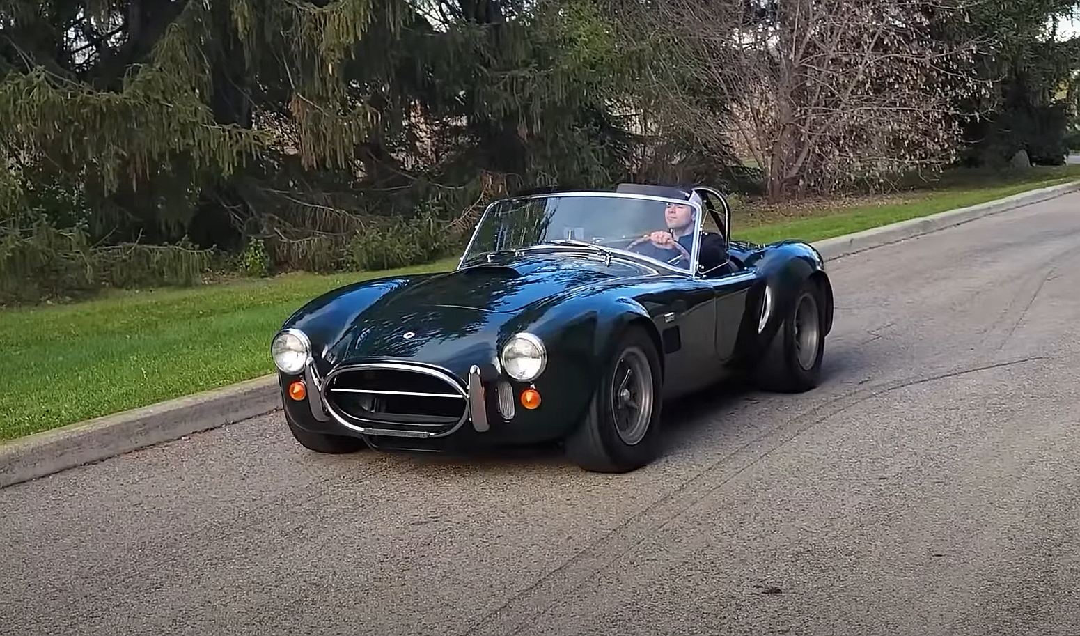 Fare optager efterskrift The Rarest Shelby Cobra 427 Ever Built Goes Out for a Spin, Flexes Angry V8  - autoevolution