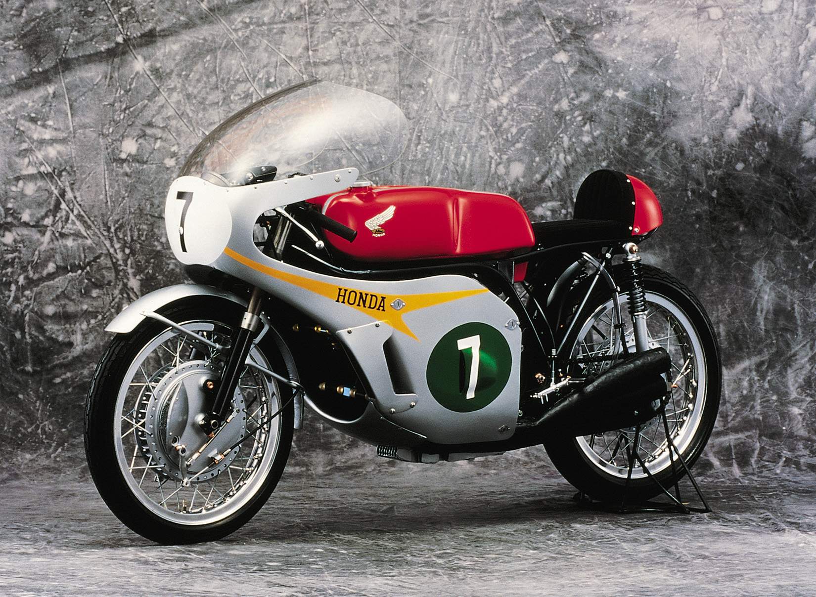 The Sound of the 6 Cylinder 250cc Honda RC166 Will Blow 