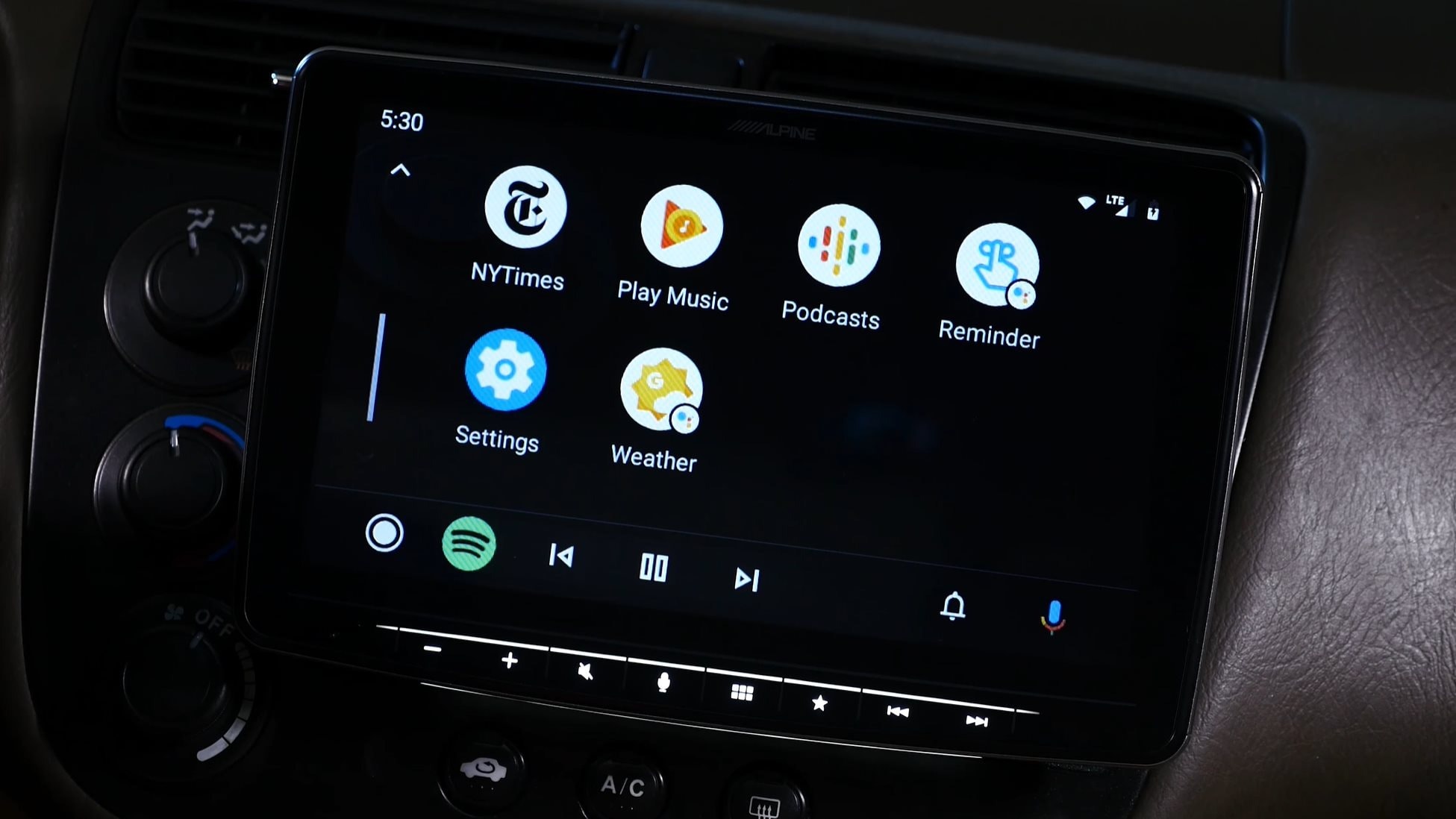 Top 5 reasons to look for Apple CarPlay and Android Auto in a new