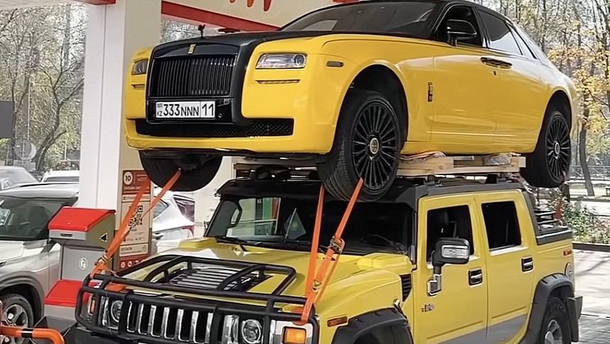 Hummer carries a Rolls-Royce on its roof