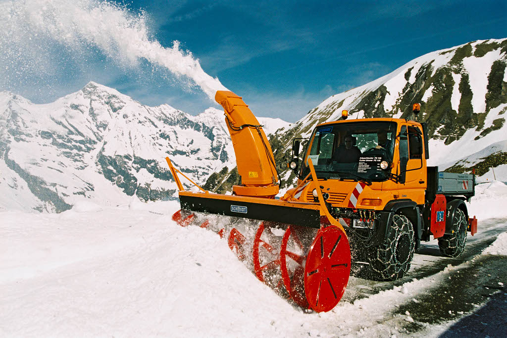 Unimog snow plow