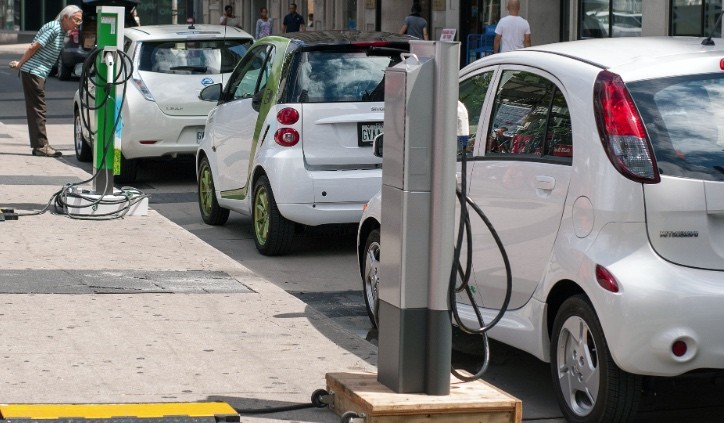 The U.S. government is trying to accelerate growth in the plug-in electric car market