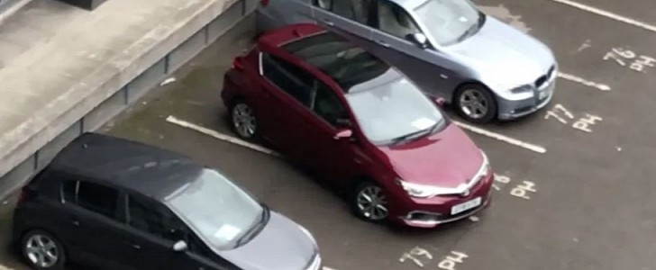 Toyota Auris takes 8 full minutes and 10 attempts to reverse park
