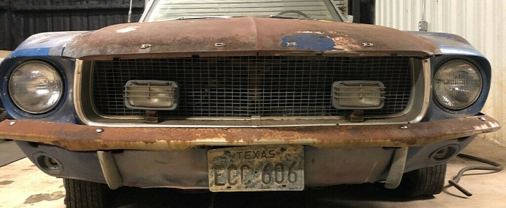 Ford Mustang barn find