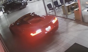 Thieves Drive Off With Expensive Cars, Have No Idea How To Put the Top on the Corvette Up