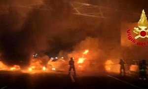 Thieves Set Vehicles Ablaze on Italian Highway, Ram Armored Truck with Semi
