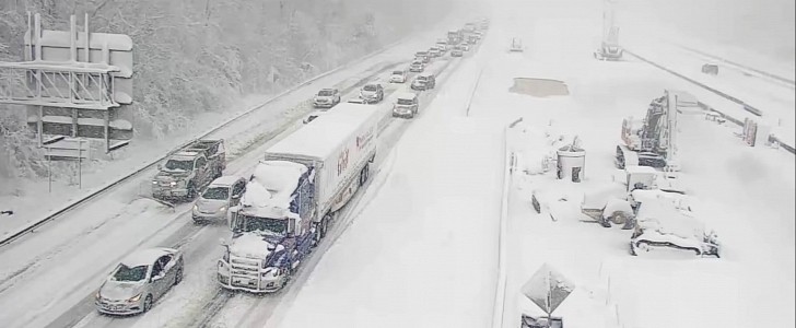 Cars stuck in the snow on I-95 in Virginia