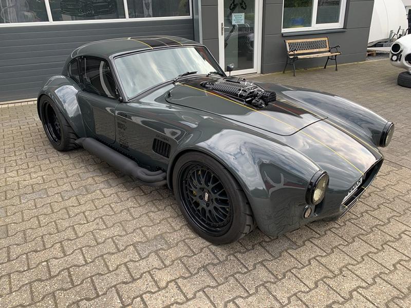 This 1 0 Hp Shelby Cobra Has A Hardtop Supercharger Sticking Through The Hood Autoevolution