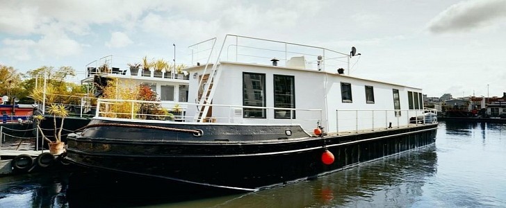 The Monarch is a luxurious houseboat on the river Thames