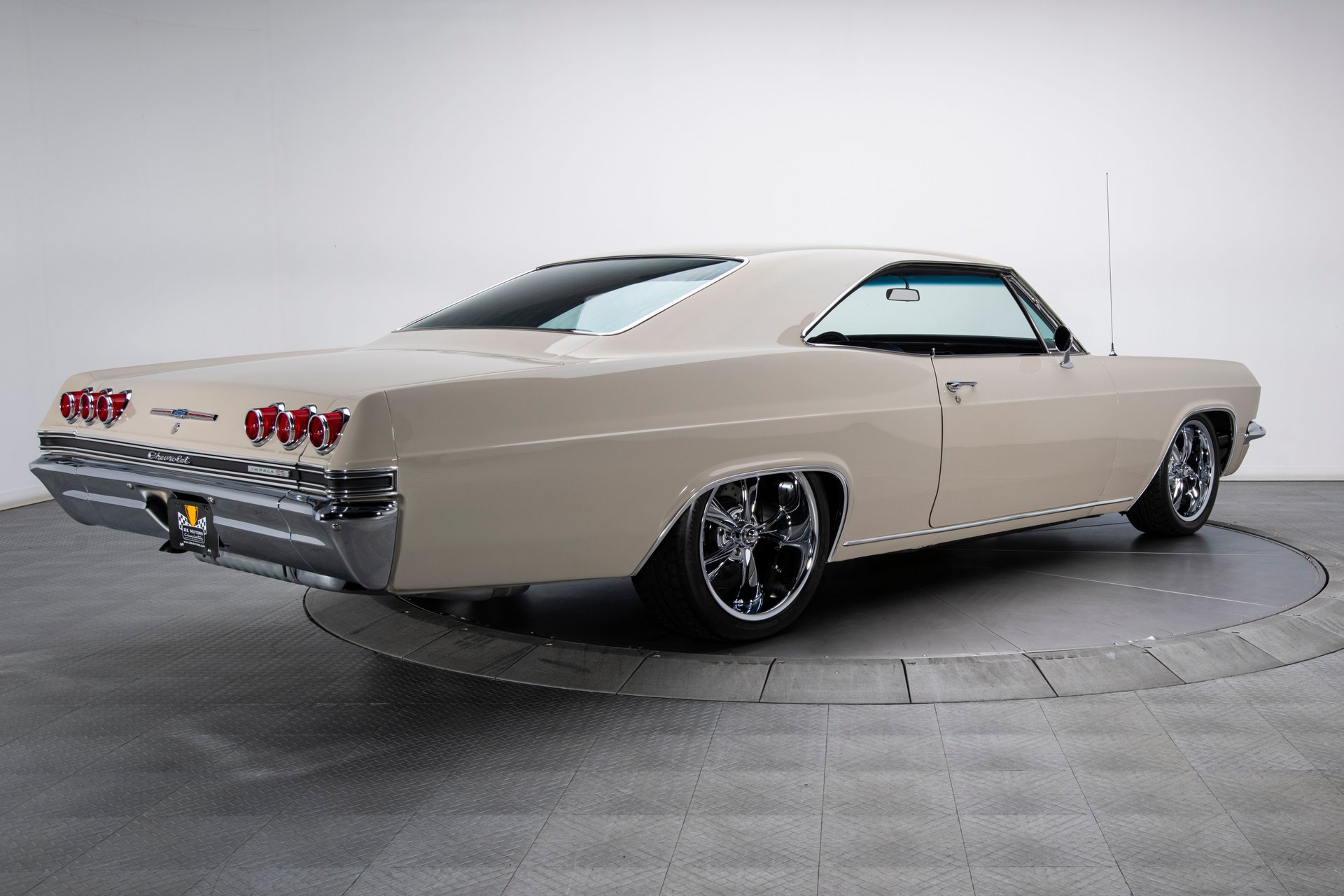 This 1965 Chevy Impala Ss Combines Restomod Beauty With Ls2 V8 Brawn Autoevolution