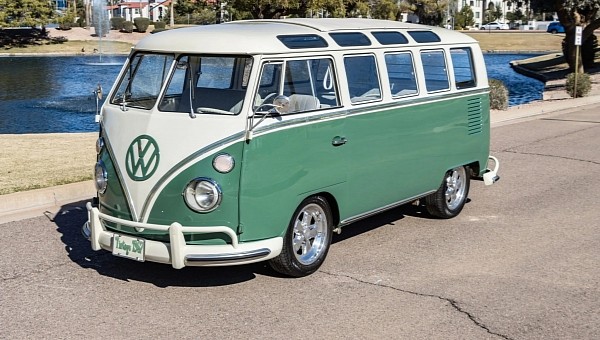  Este VW Bus está listo para conquistar el verano