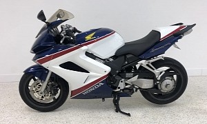 This 2007 Honda VFR800 Interceptor 25th Anniversary Wants to Show You the Ways of VTEC