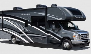 This 2023 Thor Quantum Packs Big RV Features, Has a Pull-Out Exterior Kitchen