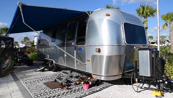 2001 restored Airstream with two bedrooms and a functional kitchen is the perfect mobile home for a family of four