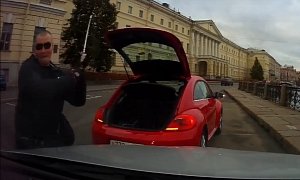 This Angry VW Beetle Driver Uses a Golf Club to Smash a Windscreen in Russia