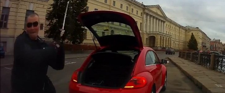This Angry VW Beetle Driver Uses a Golf Club to Smash a Windscreen in Russia 