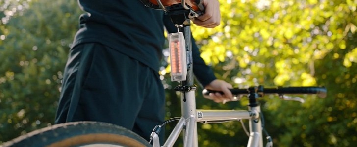 The light magnetically attaches to your bike