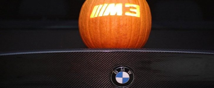 BMW E30 M3 with a carved pumpkin
