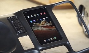 This Custom Dash Shows an iPad Feels Just Right as a Vertical Screen Too