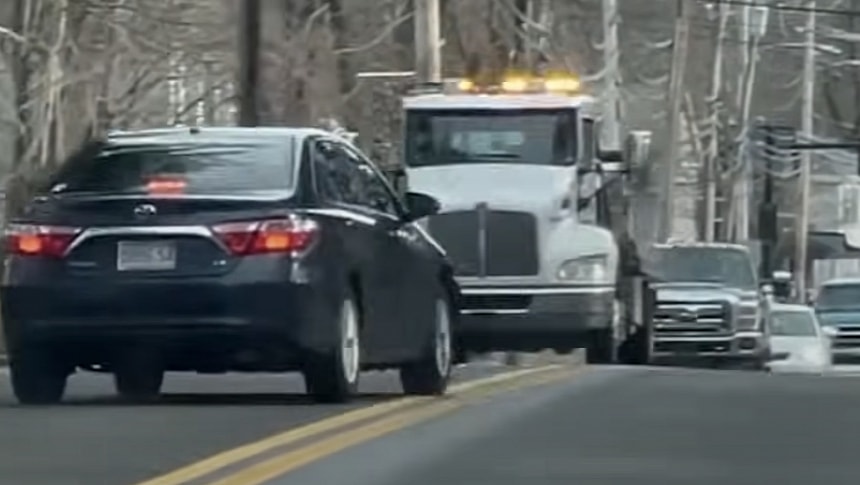 Drunk driver goes zigzagging on the road