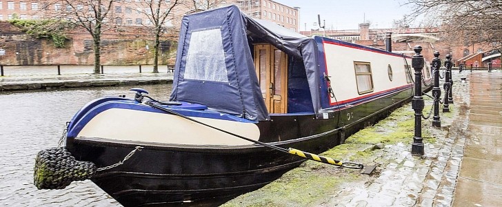 This 2006 Aqualine Madison is a narrowboat that can accommodate six people