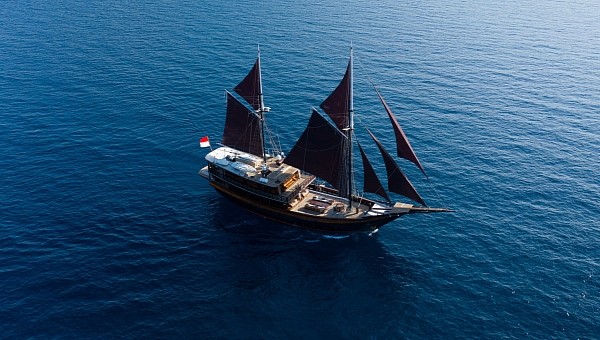 The Dunia Baru is one of the most spectacular traditional Indonesian yachts today