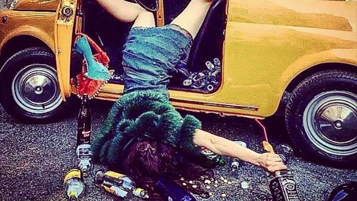 This Hottie Falling Out of a Classic Fiat 500 Is Hilarious - autoevolution