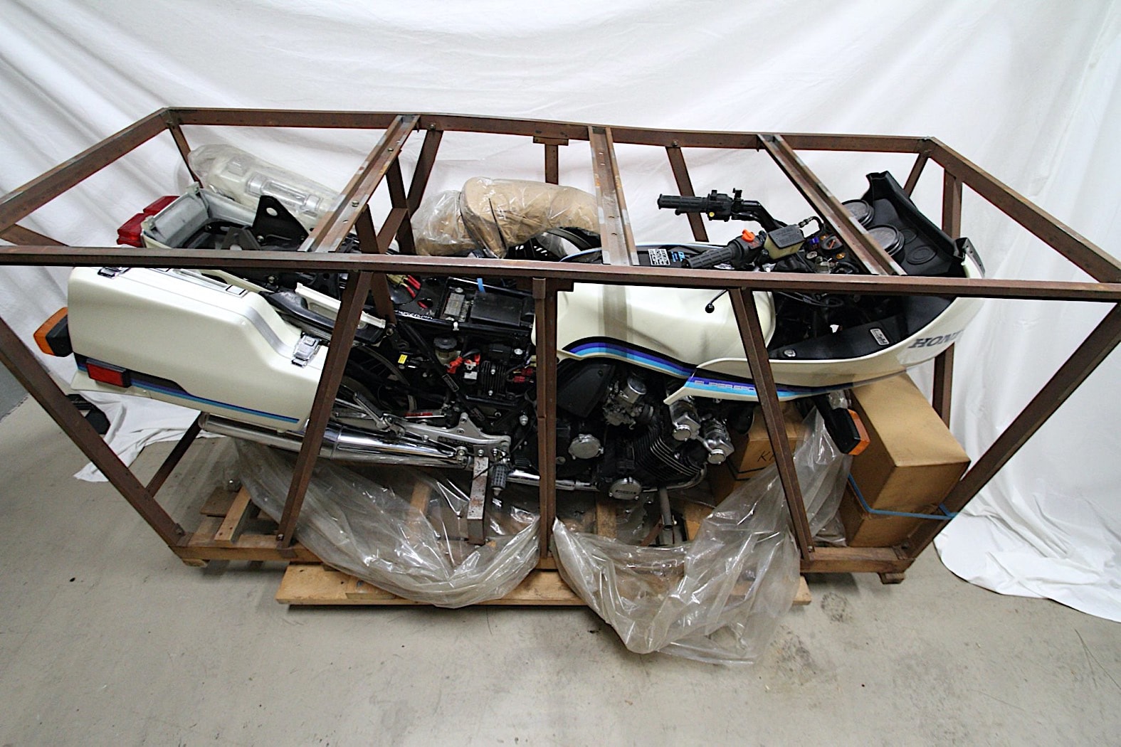 This Is How A 19 Honda Cbx Supersport Looks Like In A Crate Autoevolution