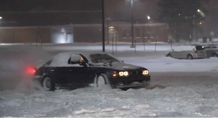 BMW E39 M5 drifting in snow