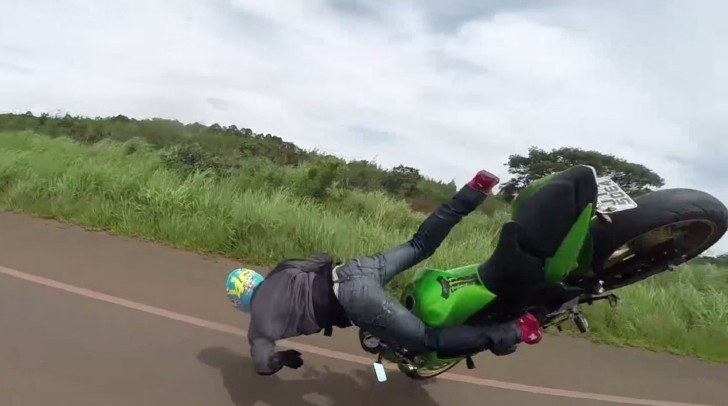 This Kawasaki Z750 Stunt Badly for Hero and Worse for Innocent Rider – - autoevolution