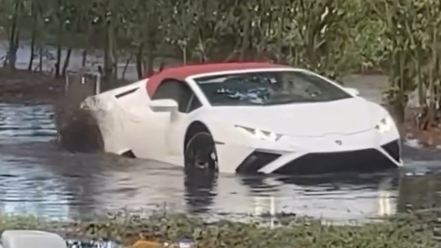 Driver is trying to save his Lamborghini Huracan from the flood