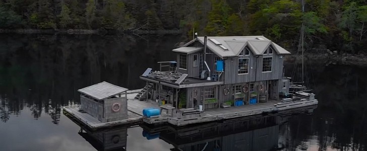 This Off-Grid Float House Is Painter Mark Hobson’s Incredible Home and Studio