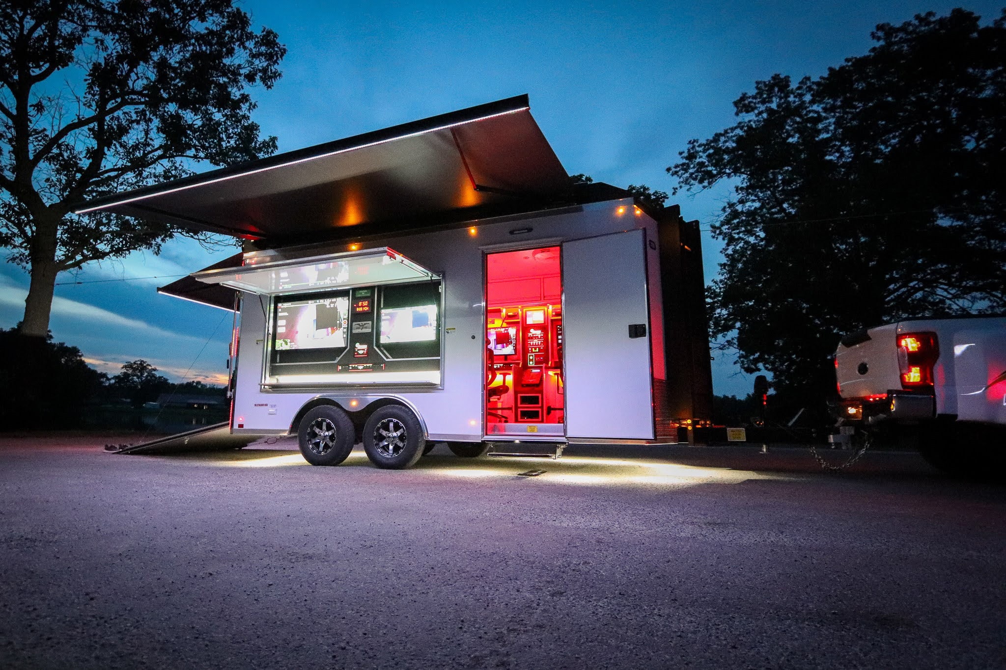 This Off-Grid Trailer Is a Stealthy Command Center, Also Fully Electric - autoevolution