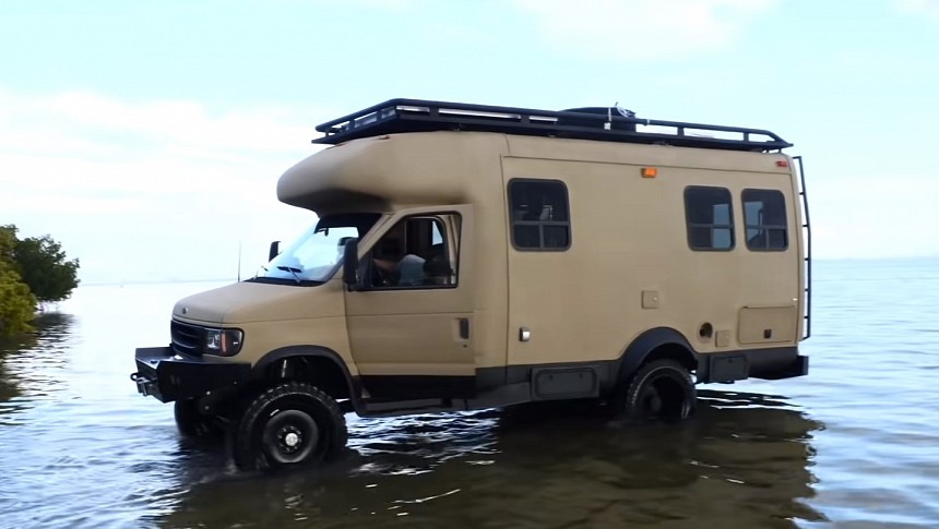 Starflyte RV Converted Into an Off-Grid and Off-Road Mobile Home