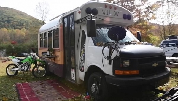 Single woman converted a school bus into a beautiful motorhome