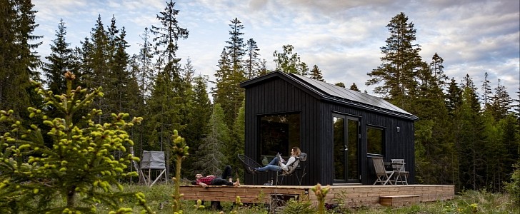 Ebbe tiny home is a self-sufficient retreat in a Swedish forest
