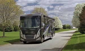 This Thor Miramar Motorhome Is Packed With Luxe Amenities, Has an Outside Kitchen Too