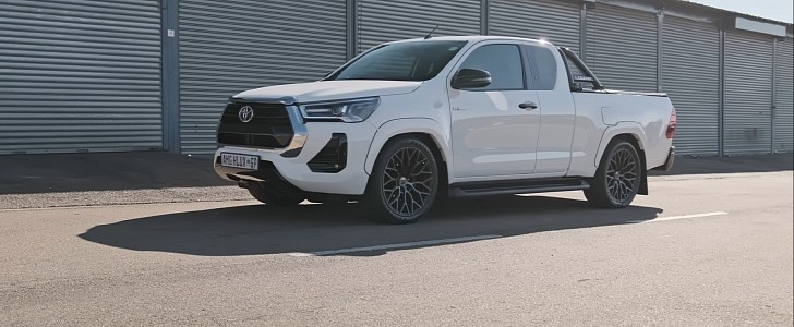 Mercedes-AMG V8-Swapped 2021 Toyota Hilux 
