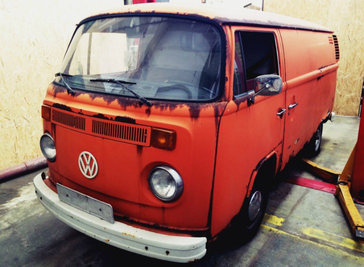 Volkswagen T2 "Orange" van of Autobaza Radio and Midocar