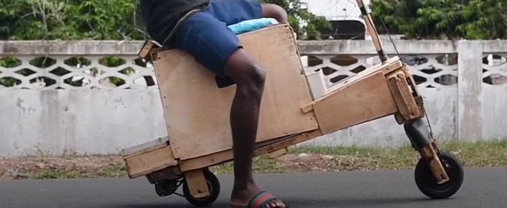 Teenager builds an electric scooter with solar panels from firewood and discarded parts