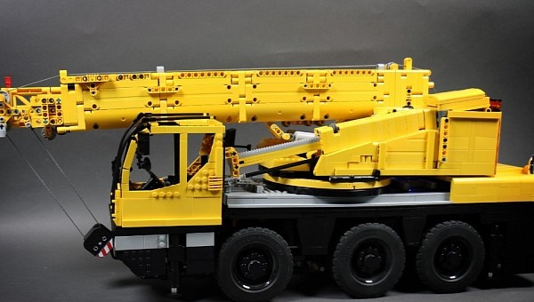 LEGO Liebherr LTC 1045-3.1 powered by 14 motors