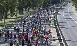 Thousands of Cyclists Take On the 2019 Frankfurt Motor Show in Protest