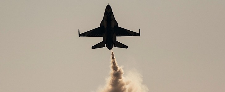 Thunderbirds F-16 in ascension in smoke maneuver