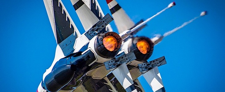 Thunderbirds F-16s