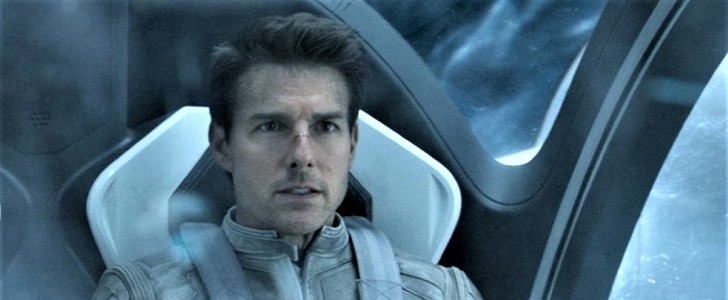 Tom Cruise in Oblivion movie still