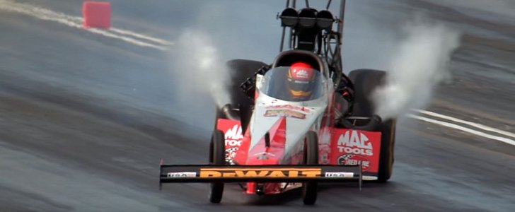 Top Fuel dragster drifting