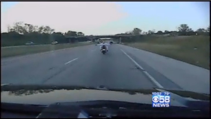 Topless Intoxicated Woman Arrested after Crashing Her Bike on the Highway