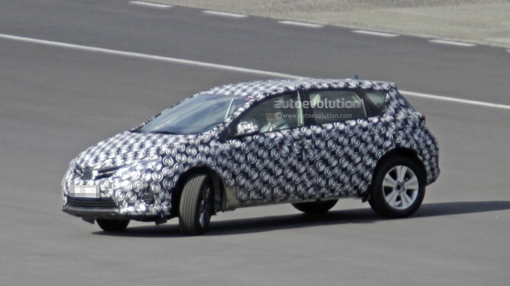 Toyota Auris Cross Introduces Itself in First Spyshots, Touring