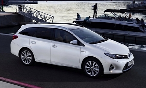 Toyota Auris Hybrid Touring Sports Gets a Five-Point Inspection from AutoGuide
