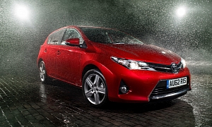 Toyota Auris Plays in the Rain